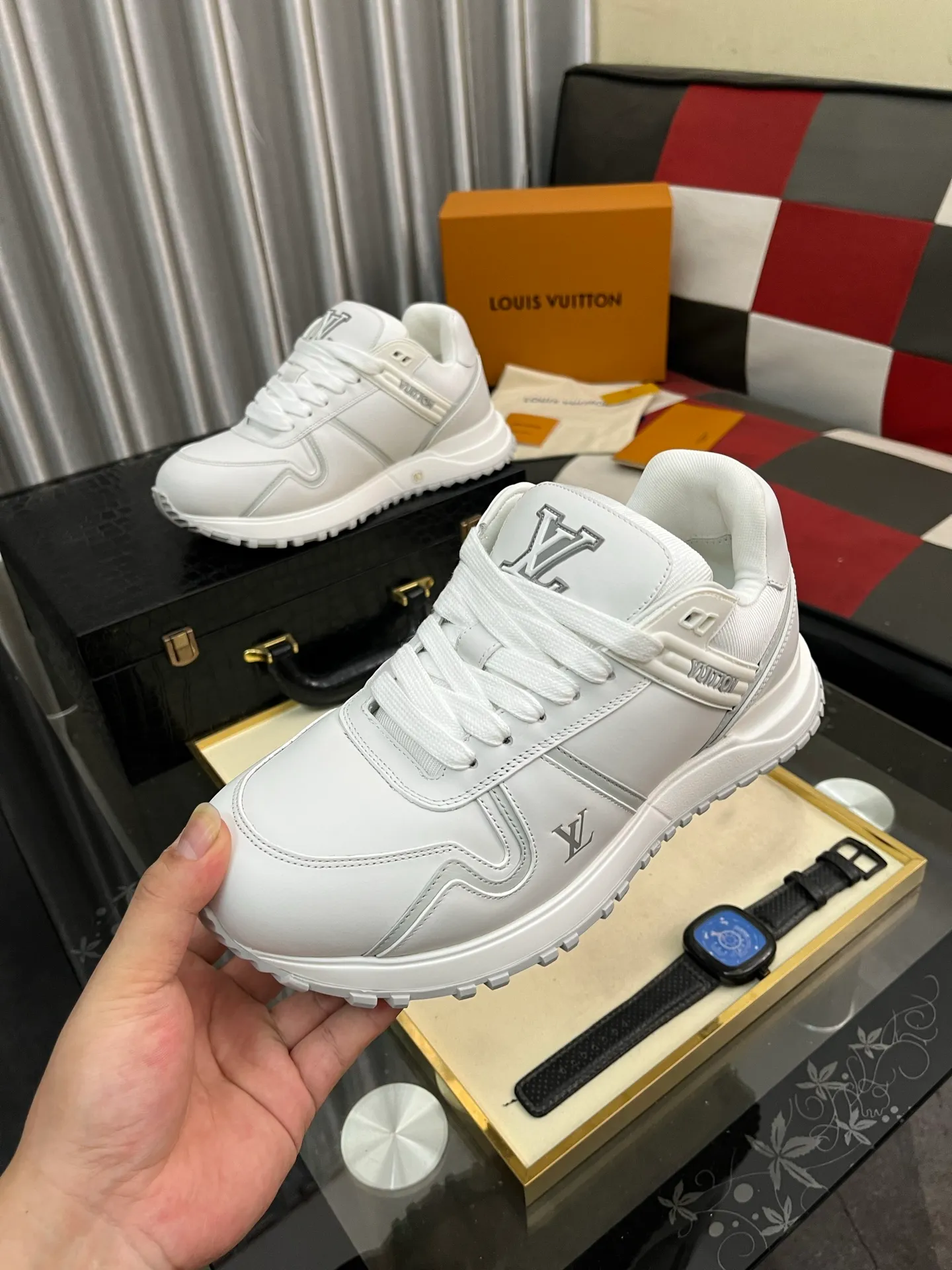 Men's Men's Shoes 💰760⌚️⌚️LV Classic men's sneakers are shipped. Lightweight thick-soled chubby bread shoes, super versatile and multiple styles are coming! This sneaker is made of smooth cowhide punching and grained cowhide stitching to create an elegant design. Grained cowhide is stitched with technical mesh, and smooth cowhide and grained cowhide are combined in multiple styles. The color is classic and versatile, and it can be easily integrated into various styles. The eye-catching LV letters are marked on the side of the shoe, the tongue is decorated with LV embroidered letter web logo, the brand logo is screen-printed on the heel, and the lightweight rubber outsole is embellished with Vuitton's personalized logo. The fabric-lined foot pads make your feet fashionable, handsome and versatile! Comes with full original packaging! Size: 35-46 (40 for women, 38.45.46 for men, customized)